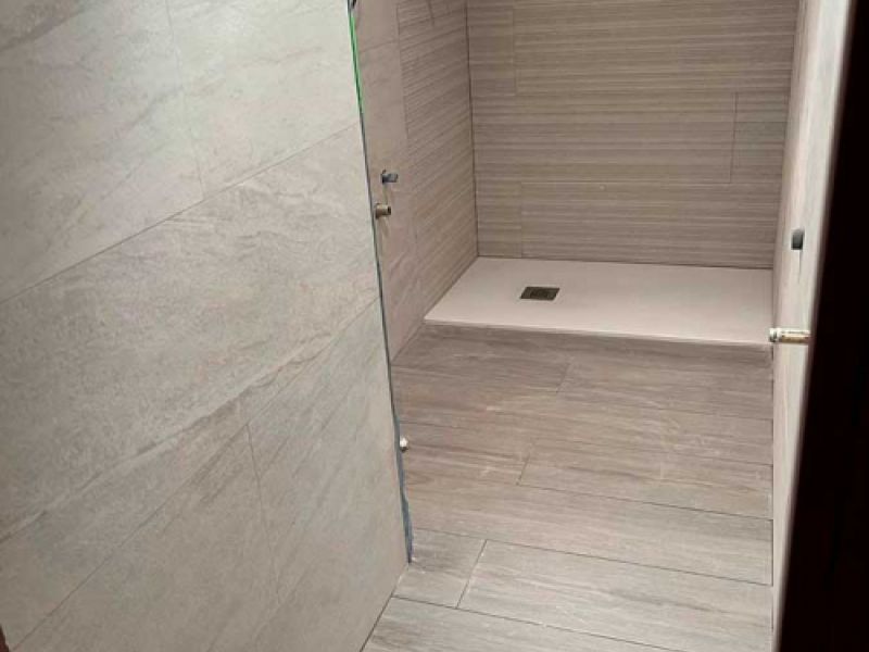 Diseño para ducha privada con acabados blancos y limpios
