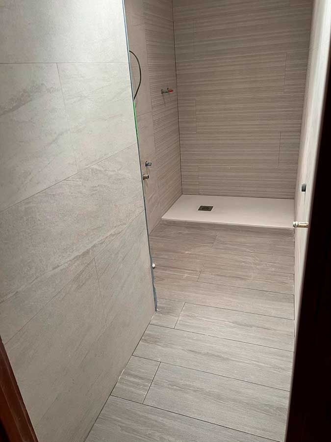 Diseño para ducha privada con acabados blancos y limpios